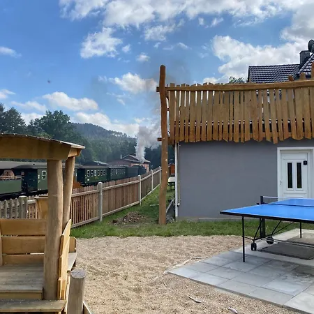 Bimmelbahn- Familienferienhaus 100 M Am Dampflokbahnhof Sauna Trampolin Spielezimmer Prázdninový dům Olbersdorf